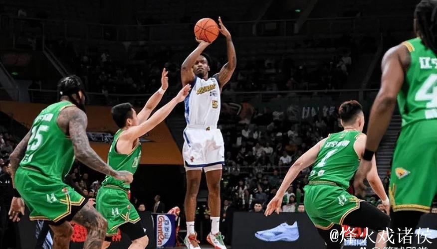 输辽宁问题太多!全队没配合,王博无应变,吴晓下滑引篮板被虐! 输辽宁问题太多!全队没配合,王博无应变,吴晓下滑引篮板被虐!