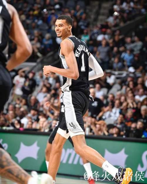 文班亚马25+9马刺狂胜爵士 布克40分太阳翻盘快船