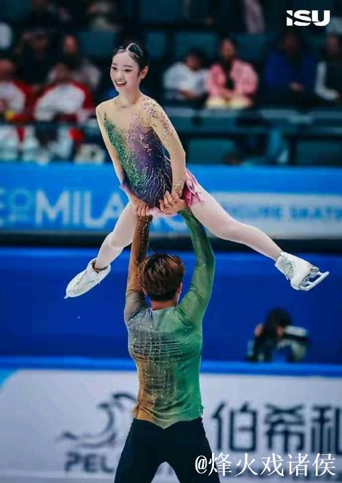 中国双人滑摘得总分桂冠 成功锁定米兰冬奥会入场券 中国双人滑摘得总分桂冠 成功锁定米兰冬奥会入场券